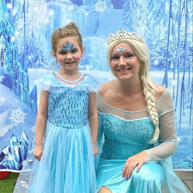 Kinderprinsessenfestijn | Elsa van Frozen, samen met een kind verkleed als ijsprinses