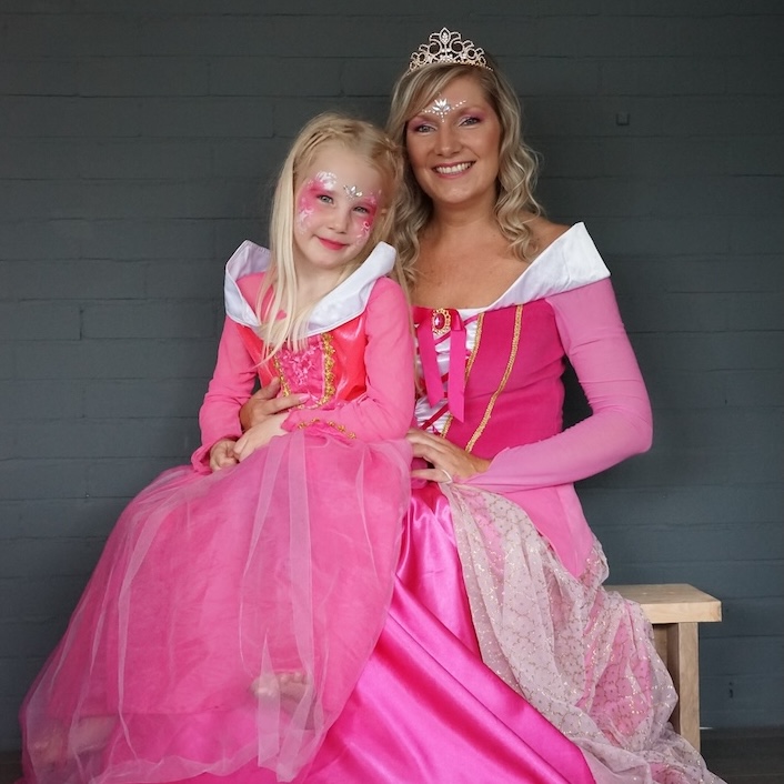Kinderprinsessenfestijn | Doornroosje met kind op schoot, verkleed als prinses in een roze jurk