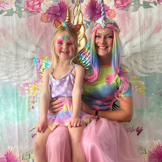 Kinderprinsessenfestijn - Unicorn2 Kinderprinsessenfestijn | Prinses verkleed als eenhoorn met kind verkleed als eenhoorn op schoot