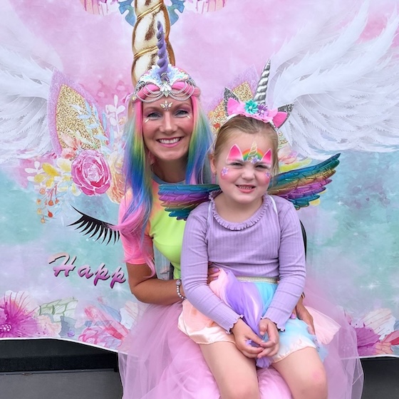 Kinderprinsessenfestijn | Prinses verkleed als eenhoorn met kind verkleed als eenhoorn op schoot